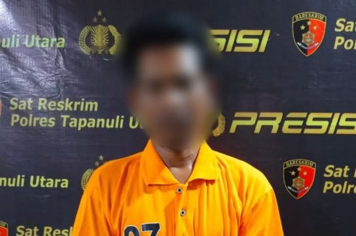 Tersangka di kantor polisi.