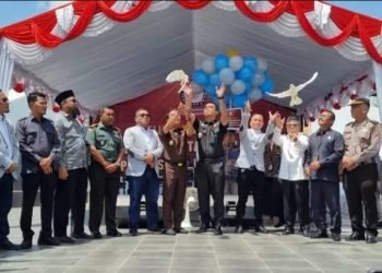 Ketua KPU Kota Padangsidimpuan Tagor Dumora Lubis SH, Sekda Kota Padangsidimpuan Roni Gunawan Rambe,Forkopimda saat melepas merpati dan Balon ke udara pada peluncuran Tahapan Pemilihan Wali Kota dan Wakil Wali Kota Padangsidimpuan Tahun 2024. (IST)