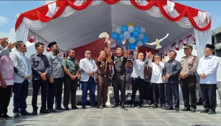 Ketua KPU Kota Padangsidimpuan Tagor Dumora Lubis SH, Sekda Kota Padangsidimpuan Roni Gunawan Rambe,Forkopimda saat melepas merpati dan Balon ke udara pada peluncuran Tahapan Pemilihan Wali Kota dan Wakil Wali Kota Padangsidimpuan Tahun 2024. (IST)