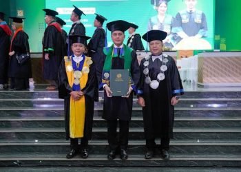 Rektor USU Prof Muryanto Amin foto bersama dengan Ketua DPD Golkar Sumut Dr Musa Rajekshah.