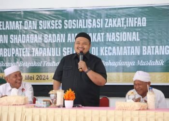 Bupati Tapsel Dolly Pasaribu memberikan sambutan pada acara Sosialisasi ZIS kepada Kepala Sekolah (Kepsek) SD dan SMP, Kepala Puskesmas, Lurah/Kepala Desa se-Kecamatan Batang Toru di Aula Kantor Camat Batang Toru, Selasa (14/5). (IST)