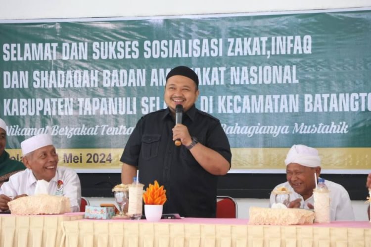 Bupati Tapsel Dolly Pasaribu memberikan sambutan pada acara Sosialisasi ZIS kepada Kepala Sekolah (Kepsek) SD dan SMP, Kepala Puskesmas, Lurah/Kepala Desa se-Kecamatan Batang Toru di Aula Kantor Camat Batang Toru, Selasa (14/5). (IST)