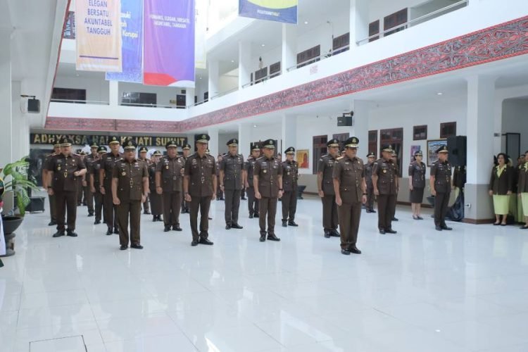 16 pejabat di lingkungan Kejati Sumut dilantik.