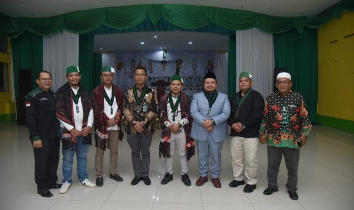 Bupati Tapsel Dolly Pasaribu photo bersama degan Pengurus HMI Padangsidimpuan Priode 2004-2025. (IST)