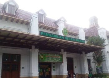 Hakim PN Medan menjatuhkan vonis terhadap tiga terdakwa pengedar narkotika jenis ganja seberat 78 kilogram yakni yakni Salam alias Aman, Darlena alias Dar dan Muhammad Ridwan alias Iwan, dengan hukuman penjara selama seumur hidup.