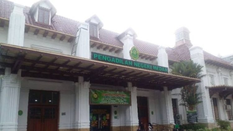 Hakim PN Medan menjatuhkan vonis terhadap tiga terdakwa pengedar narkotika jenis ganja seberat 78 kilogram yakni yakni Salam alias Aman, Darlena alias Dar dan Muhammad Ridwan alias Iwan, dengan hukuman penjara selama seumur hidup.