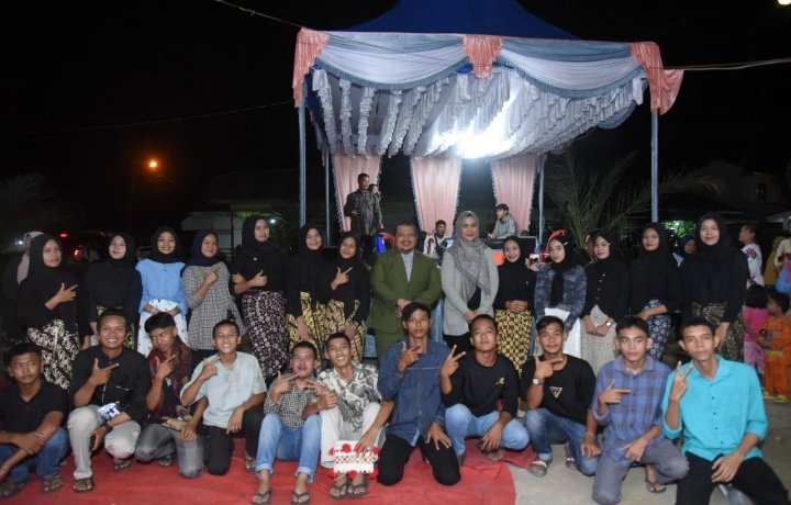 Bupati Tapsel Dolly Pasaribu dan Rosalina Pasaribu photo bersama dengan NNB Sapanusunan. (IST)