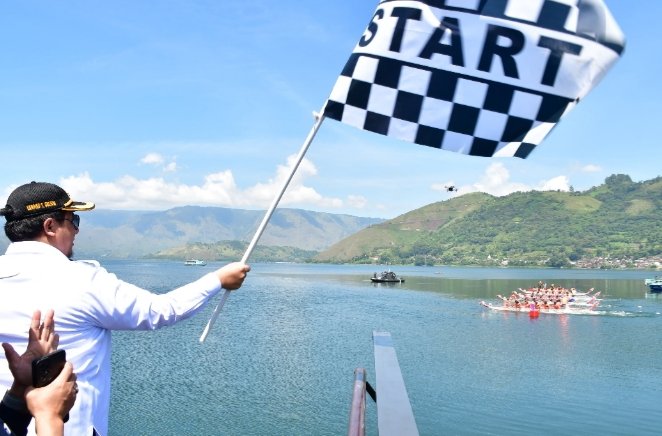 Bupati Samosir mengibarkan bendera tanda dimulainya Festival Solu Bolon.(Suriono Brandoi)