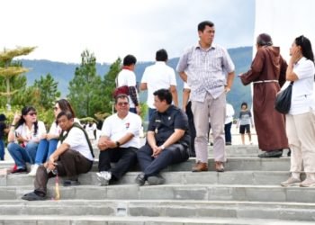 Vandiko Gultom berbincang akrab dengan Uskup Agung Medan.(Suriono Brandoi)