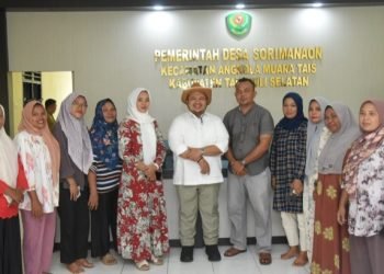 Bupati Tapsel Dolly Pasaribu didampingi istri Rosalina Padaribu photo bersama dengan Masyarakat Desa Sorimanaon, Kecamatan Angkola Muara Tais. (IST)