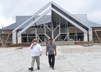 Bupati Tapsel, Dolly Pasaribu saat meninjau persiapan Gedung Astaka dan seluruh infrastruktur penunjang di Desa Tolang, Kecamatan Sipirok (Tapsel), sebagai lokasi pelaksanaan MTQ Ke-39   Tingkat Provsu. (IST)
