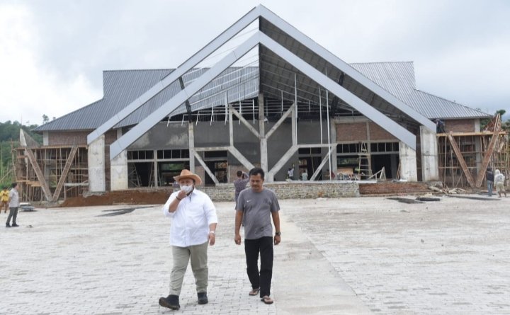 Bupati Tapsel, Dolly Pasaribu saat meninjau persiapan Gedung Astaka dan seluruh infrastruktur penunjang di Desa Tolang, Kecamatan Sipirok (Tapsel), sebagai lokasi pelaksanaan MTQ Ke-39   Tingkat Provsu. (IST)