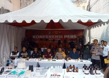 Pihak Polda Sumut memaparkan pengungkapan home industri ekstasi di Jalan Jumhana, Medan Area, Kamis (13/6/2024). 