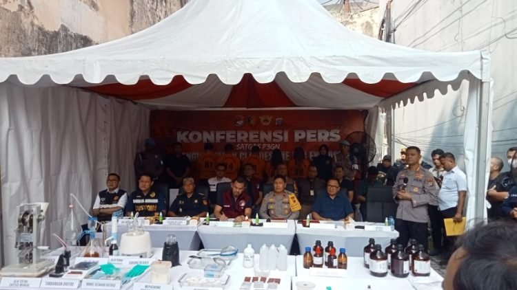 Pihak Polda Sumut memaparkan pengungkapan home industri ekstasi di Jalan Jumhana, Medan Area, Kamis (13/6/2024).