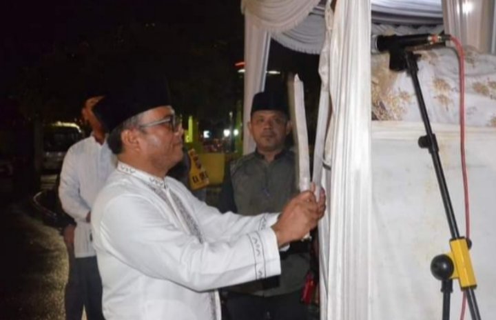 Pj.Wali Kota Padangsidimpuan Letnan Dalimunthe memukul beduk saat Takbiran di halaman Kantor Wali Kota Padangsidimpuan, Minggu (16/6/2024). (ist)