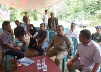 Bupati Tapsel Dolly Pasaribu saat berada di kediaman keluarga korban lakalantas di Lingkungan V Janji Matogu, Desa Sirancitan, Kelurahan Pardomuan, Kecamatan Angkola Selatan, Jumat (15/6). (IST)