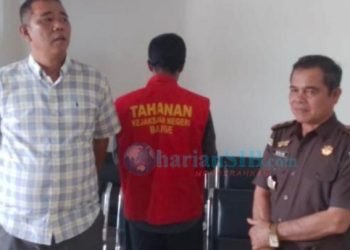 Kasi Intel Oloan Sinaga Bersama Kasi Pidsus Elianto Nainggolan Bersama Tersangka SS (Baju Oren). (IST)