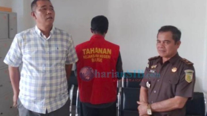 Kasi Intel Oloan Sinaga Bersama Kasi Pidsus Elianto Nainggolan Bersama Tersangka SS (Baju Oren). (IST)