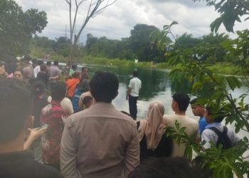 Masyarakat berkerunun di lokasi kejadian hanyutnya warga. (IST)
