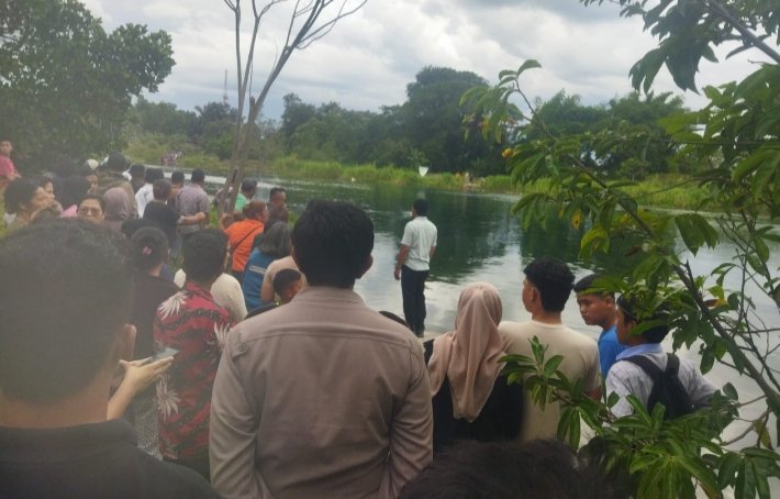 Masyarakat berkerunun di lokasi kejadian hanyutnya warga. (IST)