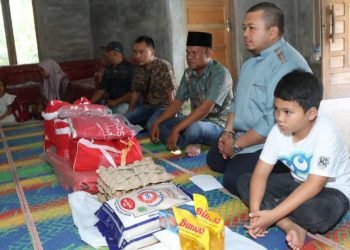 Bupati Tapsel Dolly Pasaribu saat menyantuni  keluarga korban kebakaran di Desa Huta Holbung, Kecamatan Angkola Muara Tais, Selasa (18/6). (IST)
