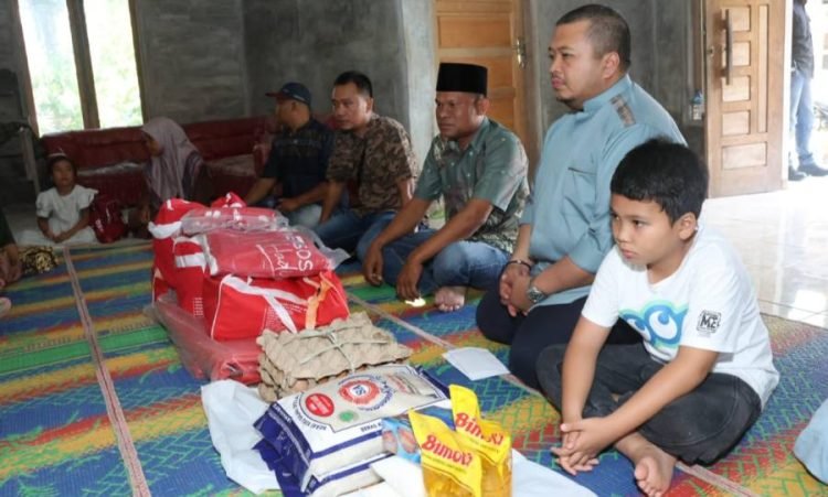 Bupati Tapsel Dolly Pasaribu saat menyantuni  keluarga korban kebakaran di Desa Huta Holbung, Kecamatan Angkola Muara Tais, Selasa (18/6). (IST)