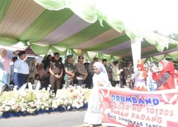 Bupati Dolly Pasaribu bersama Ketua TP PKK Tapsel Ny. Rosalina Dolly Pasaribu beri hormat pada peserta pawai Taruf MTQ ke-39 Tingkat Provsu di Sipirok. (IST)