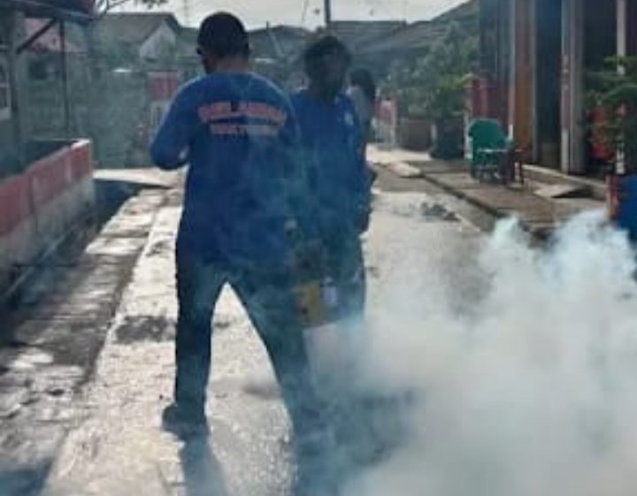 Saat rumah panggung dan drainase difogging. (IST)