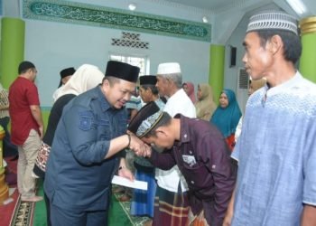Bupati Tapsel Dolly Pasaribu saat menyerahkan ZIS secara serentak di seluruh kecamatan se-Tapanuli Selatan pada acara rutin Jumat berkah bulanan 2024 oleh BAZNAS Kabupaten Tapsel di Masjid Baiturrahman, Desa Janji Manaon, Kecamatan Batang Angkola, Jumat (21/6). (IST)