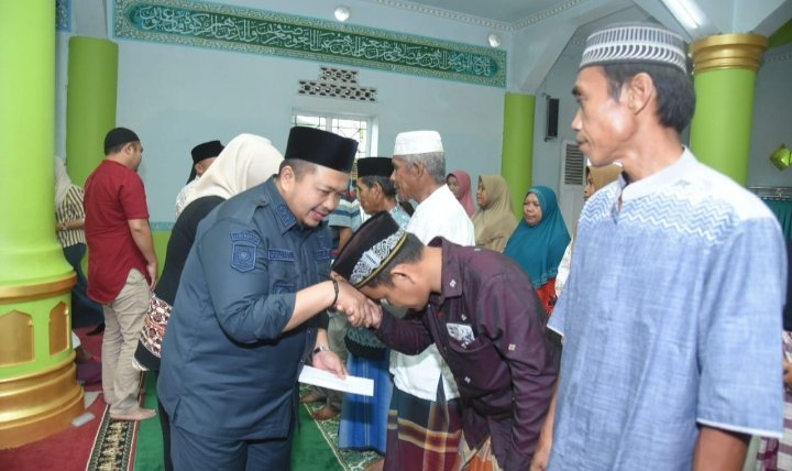 Bupati Tapsel Dolly Pasaribu saat menyerahkan ZIS secara serentak di seluruh kecamatan se-Tapanuli Selatan pada acara rutin Jumat berkah bulanan 2024 oleh BAZNAS Kabupaten Tapsel di Masjid Baiturrahman, Desa Janji Manaon, Kecamatan Batang Angkola, Jumat (21/6). (IST)