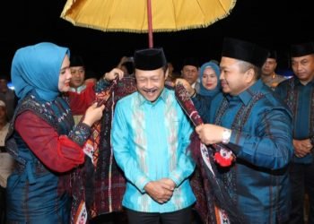 Bupati Tapsel Dolly Pasaribu bersama istri saat mengulosi Sekdaprovsu Arief S Trinugroho pada pembukaan MTQ Tingkat Provinsi Sumut di Astaka MTQ, Kecamatan Sipirok, Kabupaten Tapsel, Sabtu (22/6) malam. (IST)