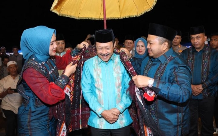 Bupati Tapsel Dolly Pasaribu bersama istri saat mengulosi Sekdaprovsu Arief S Trinugroho pada pembukaan MTQ Tingkat Provinsi Sumut di Astaka MTQ, Kecamatan Sipirok, Kabupaten Tapsel, Sabtu (22/6) malam. (IST)