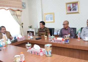 Bupati Tapsel Dolly saat menerima, Kunjungan Kerja Pimpinan Ombudsman Republik Indonesia (RI) diruang rapat Bupati Tapsel, Rabu (26/6). (IST)