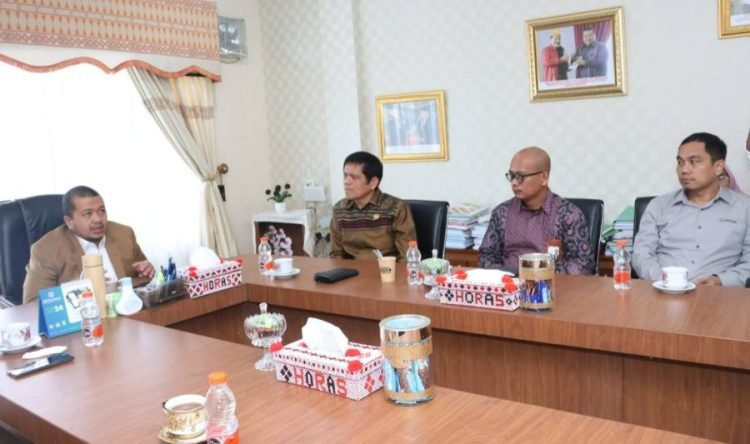 Bupati Tapsel Dolly saat menerima, Kunjungan Kerja Pimpinan Ombudsman Republik Indonesia (RI) diruang rapat Bupati Tapsel, Rabu (26/6). (IST)