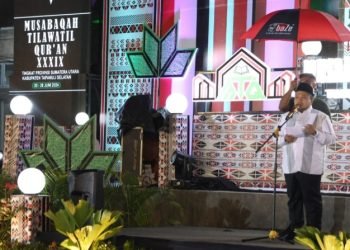 Bupati Tapsel  Dolly Pasaribu meberikan sambutan pada penutupan MTQ ke-39 di Sipirok, Jumat (28/6) malam. (IST)