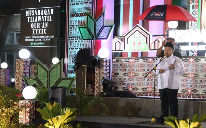 Bupati Tapsel  Dolly Pasaribu meberikan sambutan pada penutupan MTQ ke-39 di Sipirok, Jumat (28/6) malam. (IST)