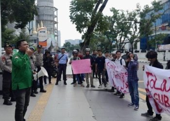 Mahasiswa unjuk rasa menolak Pj Gubsu Agus Fatoni, di depan Kantor Gubsu, Jalan Diponegoro, Medan, Selasa (25/6/2024). 