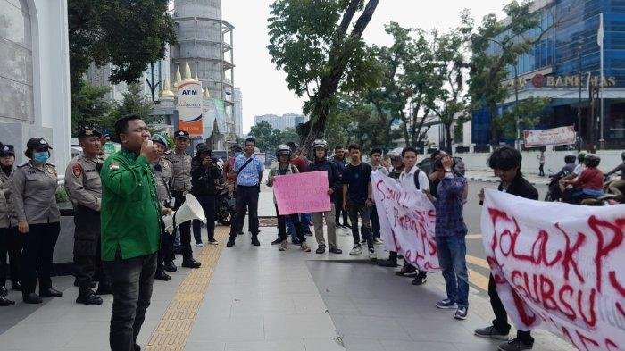 Mahasiswa unjuk rasa menolak Pj Gubsu Agus Fatoni, di depan Kantor Gubsu, Jalan Diponegoro, Medan, Selasa (25/6/2024).