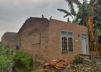 Atap rumah warga terbang karena puting beliung di Kecamatan Beringin. 