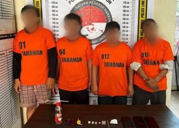 Empat pemuda yang menggunakan sabu di Parapat. 