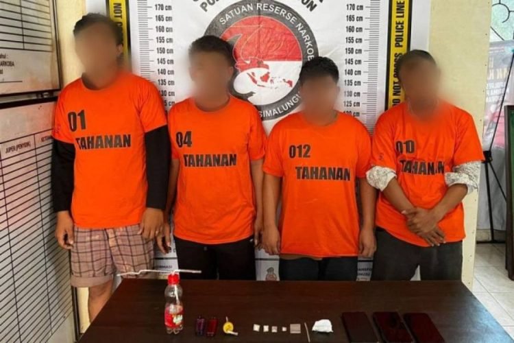 Empat pemuda yang menggunakan sabu di Parapat. 