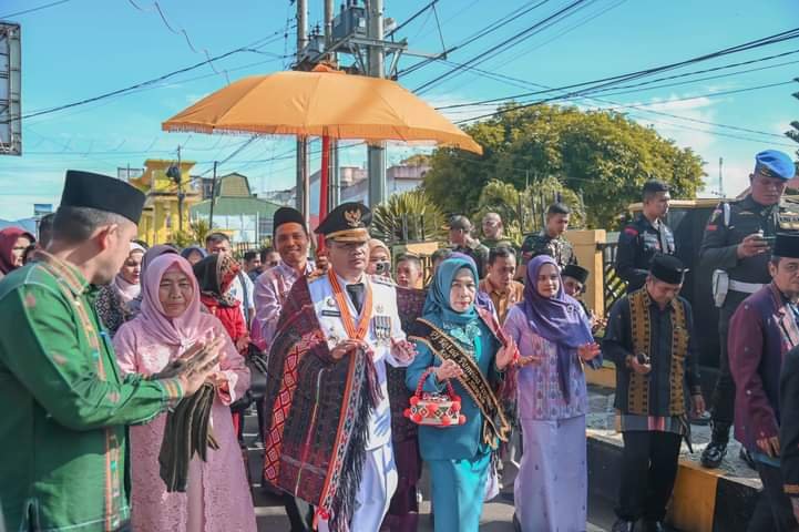 Pj Wali Kota Padangsidimpuan H. Timur Tumanggor, bersama istri dengan memakai ulos diantar menuju rumah dinas Wali Kota Padangsidimpuan. (IST)