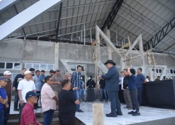 Bupati Tapsel Dolly Pasaribu saat melakukan peninjauan Gedung Astaka di Desa Tolang, Kecamatan Sipirok, Minggu (16/6/2024). (IST)