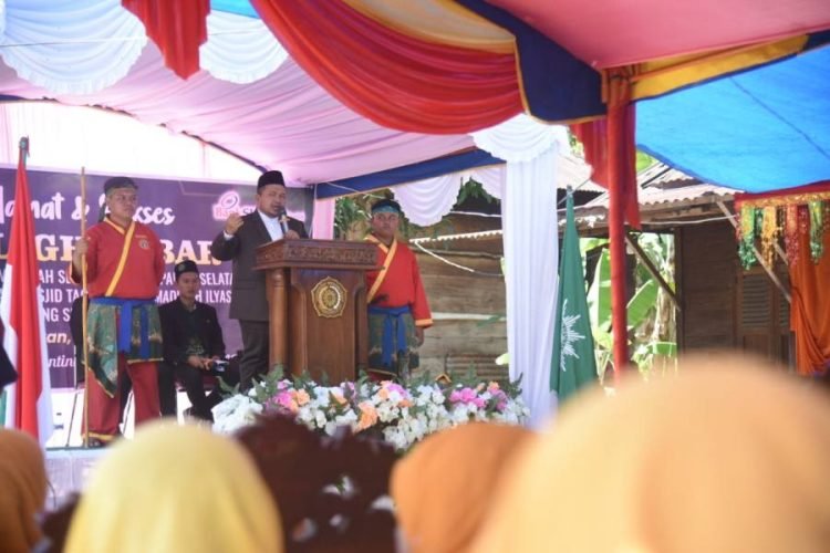Bupati Tapsel Dolly Pasaribu memberikan sambutan di acara tabligh akbar dan peresmian Masjid Taqwa Muhammadiyah Ilyas Nur, di Ranting Sihaborgoan, Kecamatan Sayur Matinggi, Minggu (23/6). (IST)