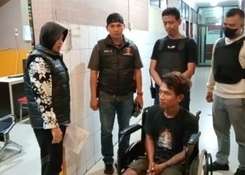 Tersangka curanmor (di kursi) setelah diamankan Polsek Medan Kota dengan menghadiahinya timah panas. 