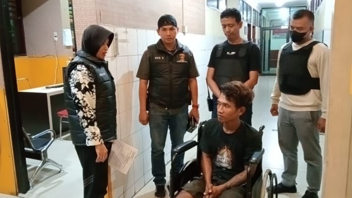 Tersangka curanmor (di kursi) setelah diamankan Polsek Medan Kota dengan menghadiahinya timah panas.