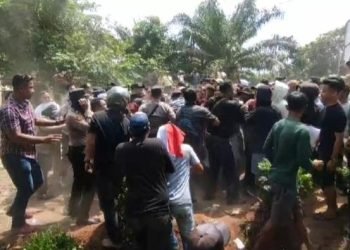 Unjukrasa warga di Asahan ke perusahaan perkebunan akibat lembu mati diduga diracun. 