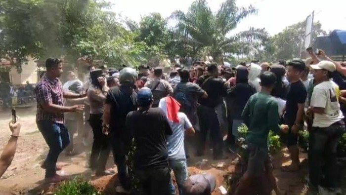 Unjukrasa warga di Asahan ke perusahaan perkebunan akibat lembu mati diduga diracun. 