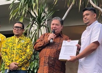 Ketua Umum Partai Golkar Airlangga Hartarto menyerahkan surat dukungan kepada Wali Kota Medan Bobby Nasution di kediamannya, Jakarta, Rabu (19/5/2024). 