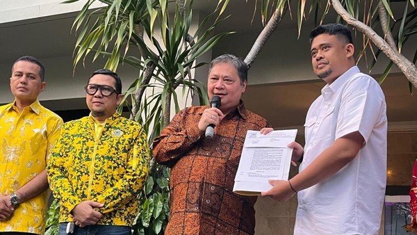 Ketua Umum Partai Golkar Airlangga Hartarto menyerahkan surat dukungan kepada Wali Kota Medan Bobby Nasution di kediamannya, Jakarta, Rabu (19/5/2024). 